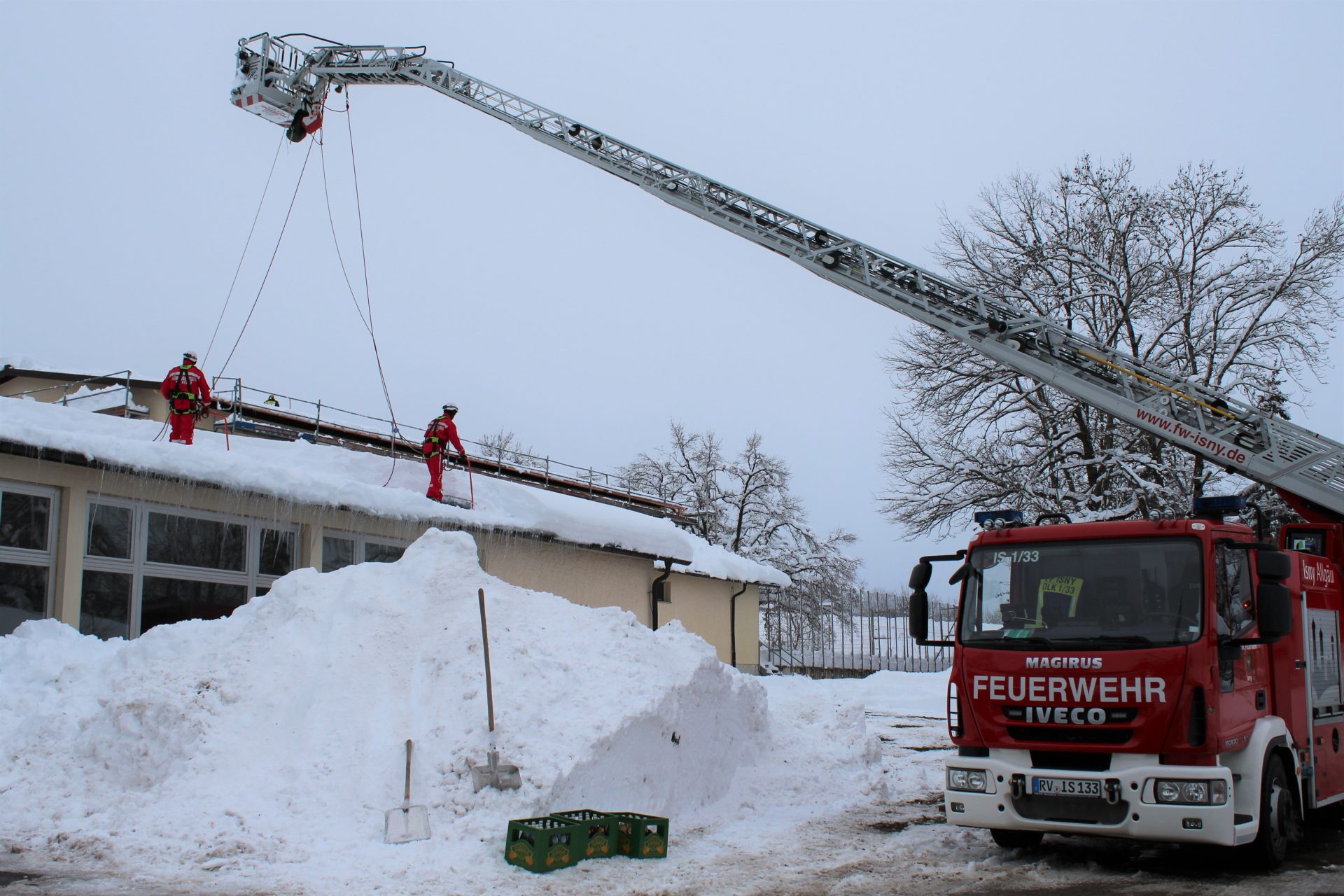 Dach der Grundschule wird von seiner Schneelast befreit