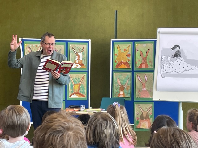 Autor Rüdiger Bertram liest vor Grundschülern aus seiner „Stinktier &Co“-Reihe.